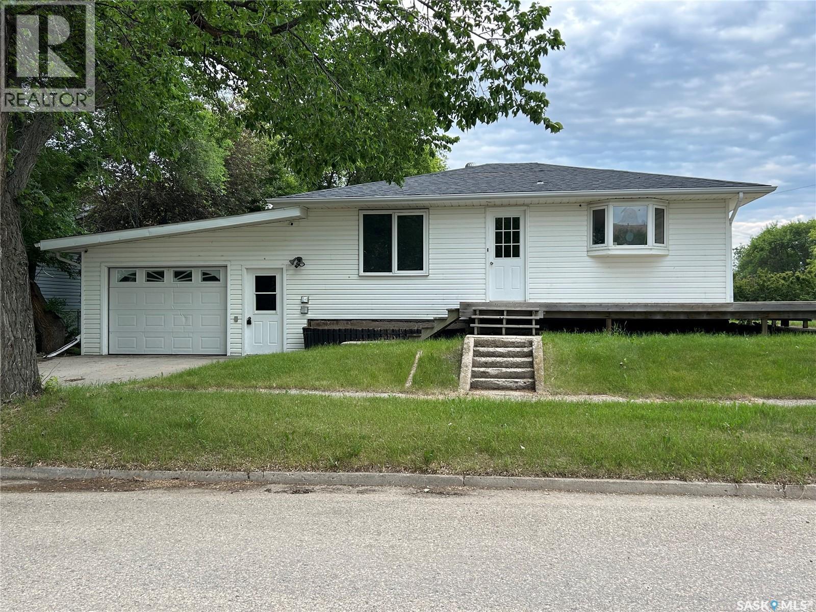 516 First AVENUE E, Lampman, Saskatchewan