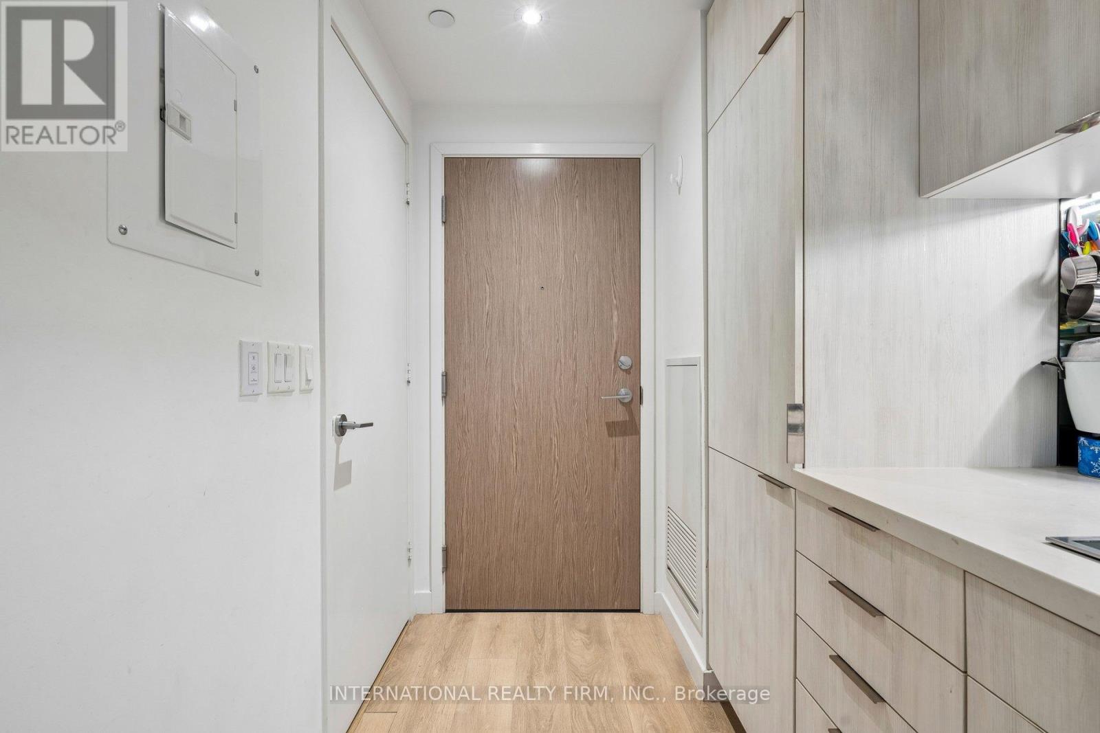 1307 - 215 Queen Estates W, Toronto, Ontario  M5V 0P5 - Photo 2 - C12912584