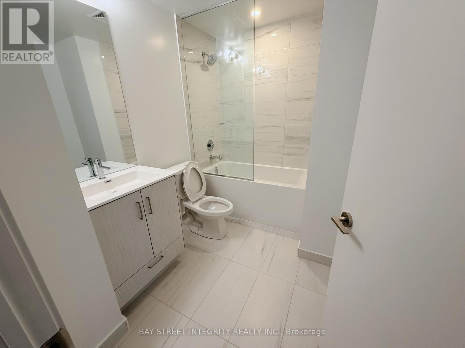 3315 - 180 Front Street E, Toronto, Ontario  M5A 0A9 - Photo 10 - C12912592