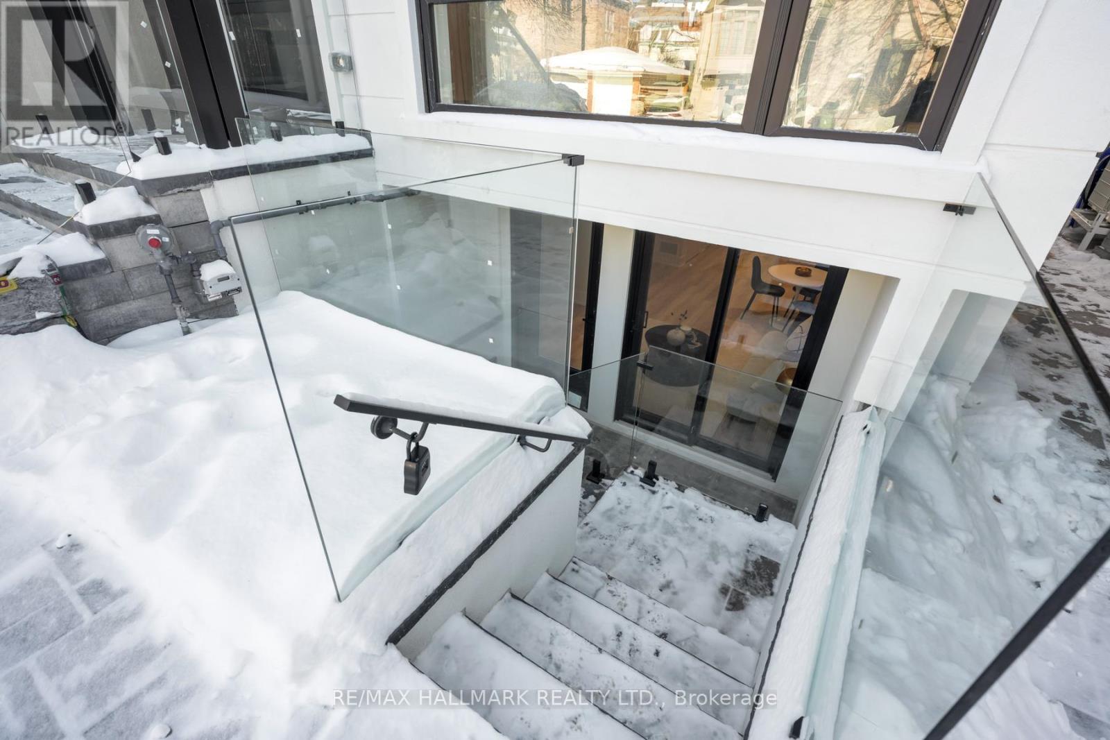 15 Cruikshank Avenue, Toronto, Ontario  M4K 1S6 - Photo 5 - E12912600