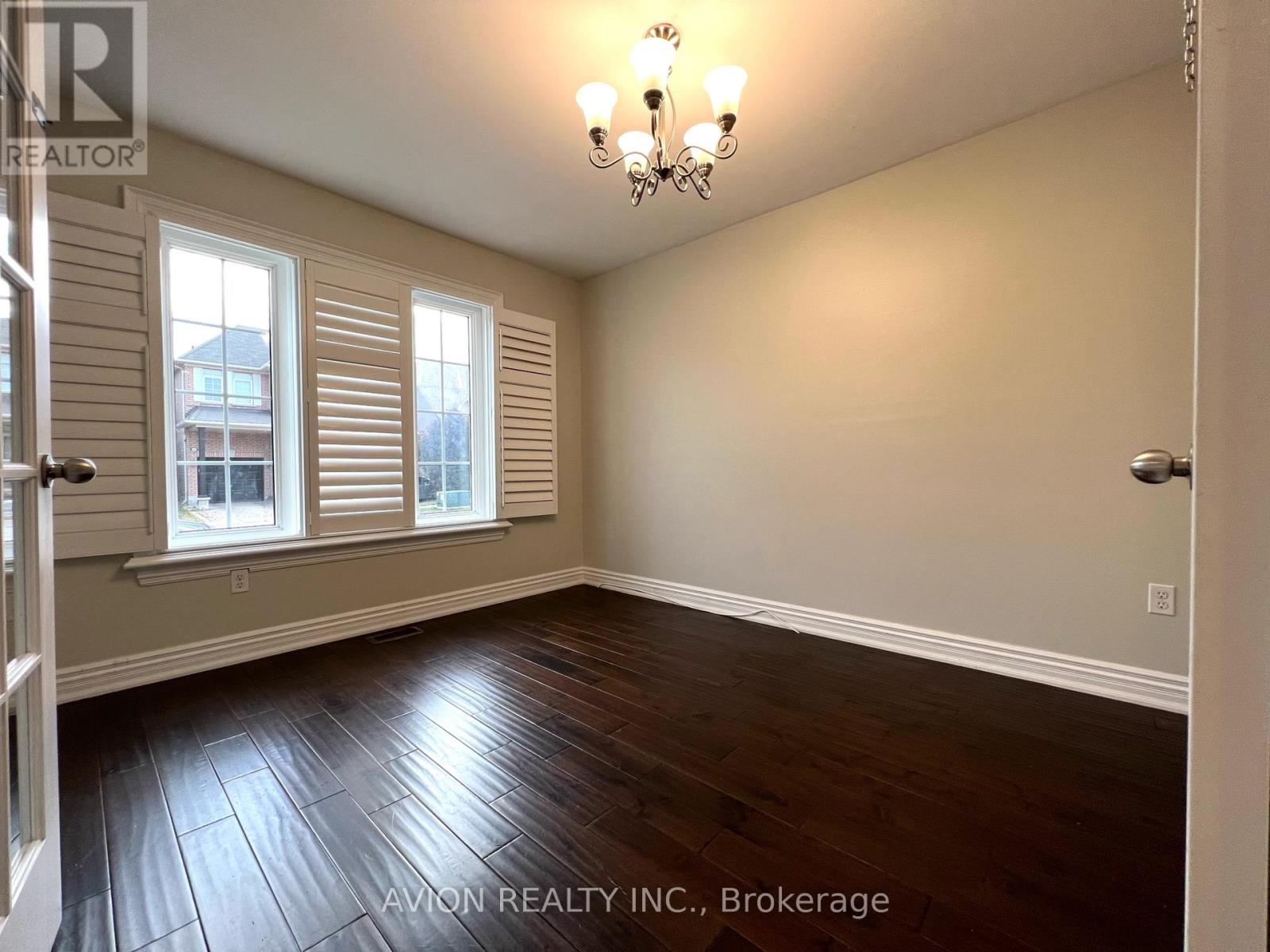 2293 Crestmont Drive, Oakville, Ontario  L6M 5J5 - Photo 4 - W12912590