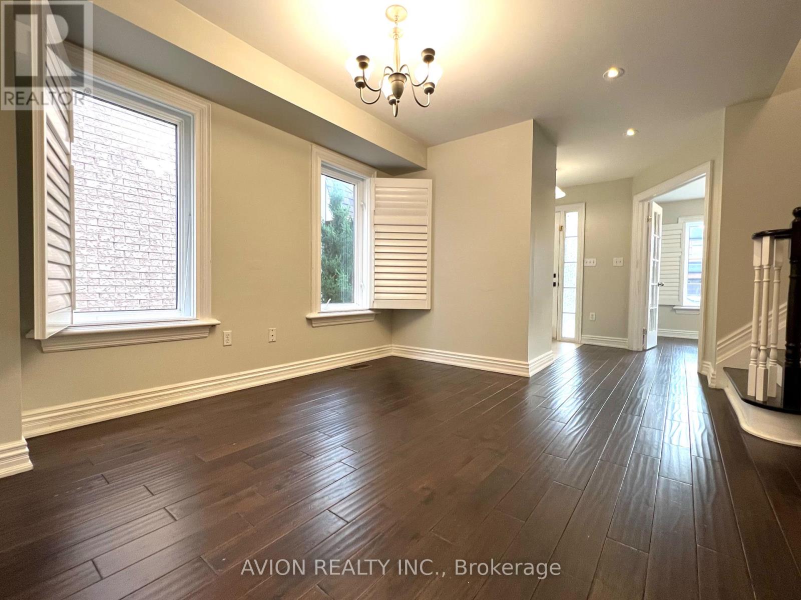 2293 Crestmont Drive, Oakville, Ontario  L6M 5J5 - Photo 5 - W12912590