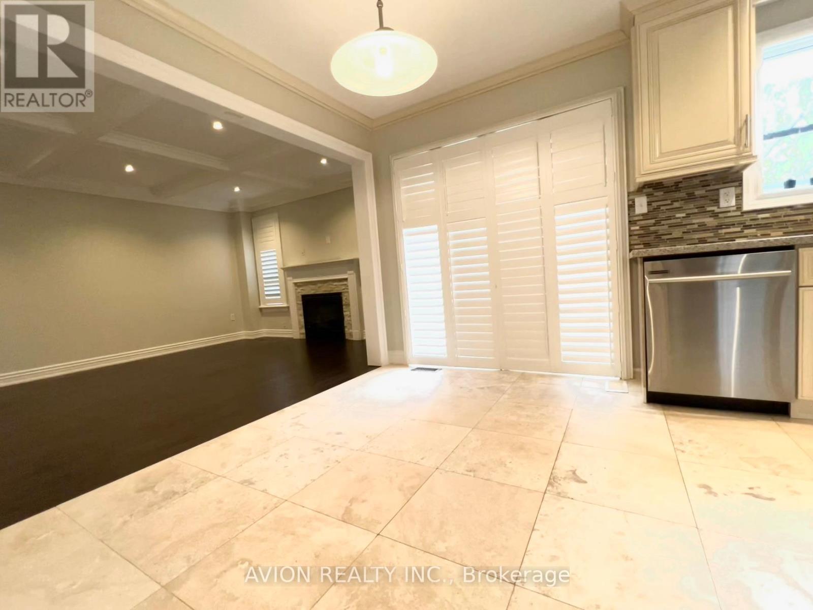 2293 Crestmont Drive, Oakville, Ontario  L6M 5J5 - Photo 8 - W12912590