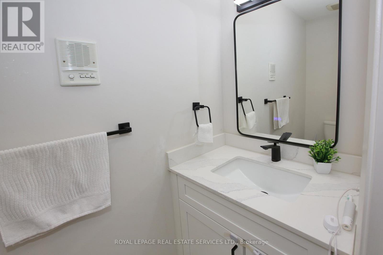 117 - 60 Hanson Road, Mississauga, Ontario  L5B 2P6 - Photo 17 - W12912626