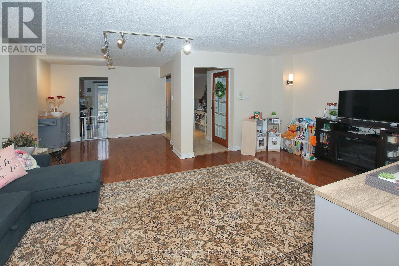 117 - 60 Hanson Road, Mississauga, Ontario  L5B 2P6 - Photo 4 - W12912626