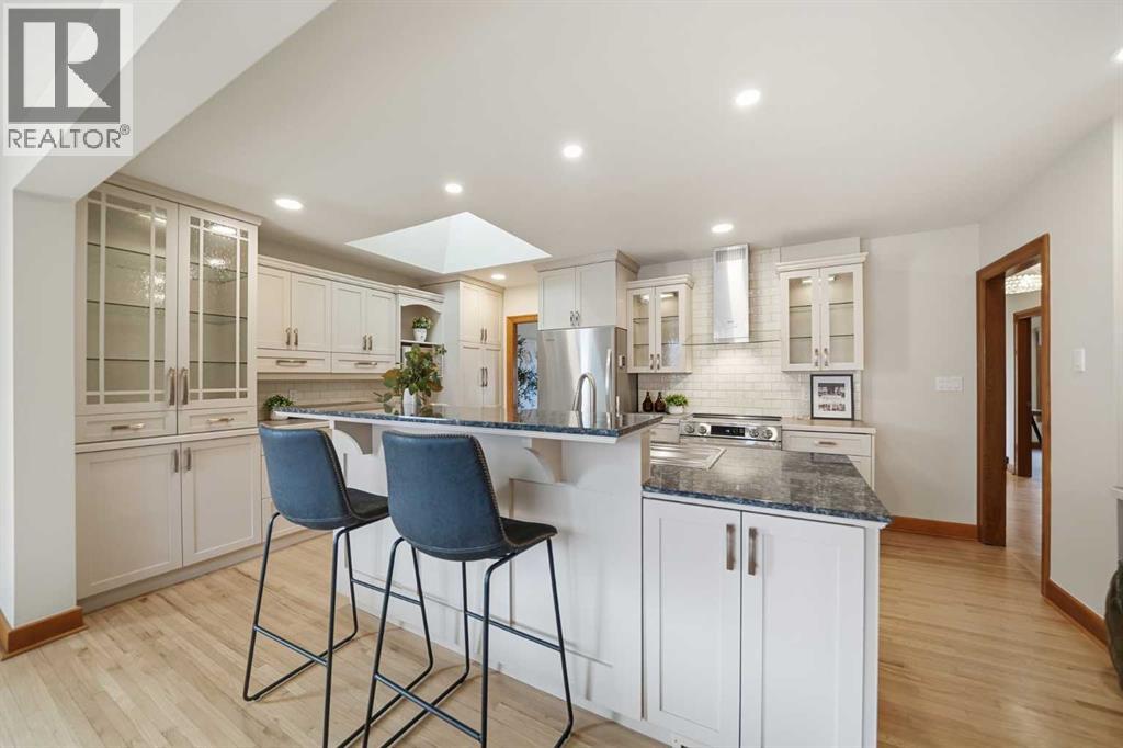 2208 31 Street Sw, Calgary, Alberta  T3E 2N4 - Photo 10 - A2289567