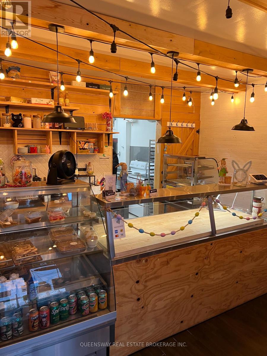 1097 Lakeshore Road E, Mississauga, Ontario  L5E 1E8 - Photo 3 - W12912692