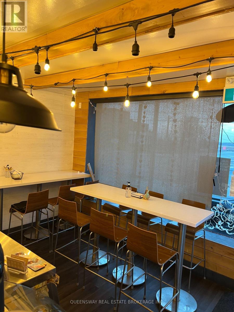 1097 Lakeshore Road E, Mississauga, Ontario  L5E 1E8 - Photo 4 - W12912692