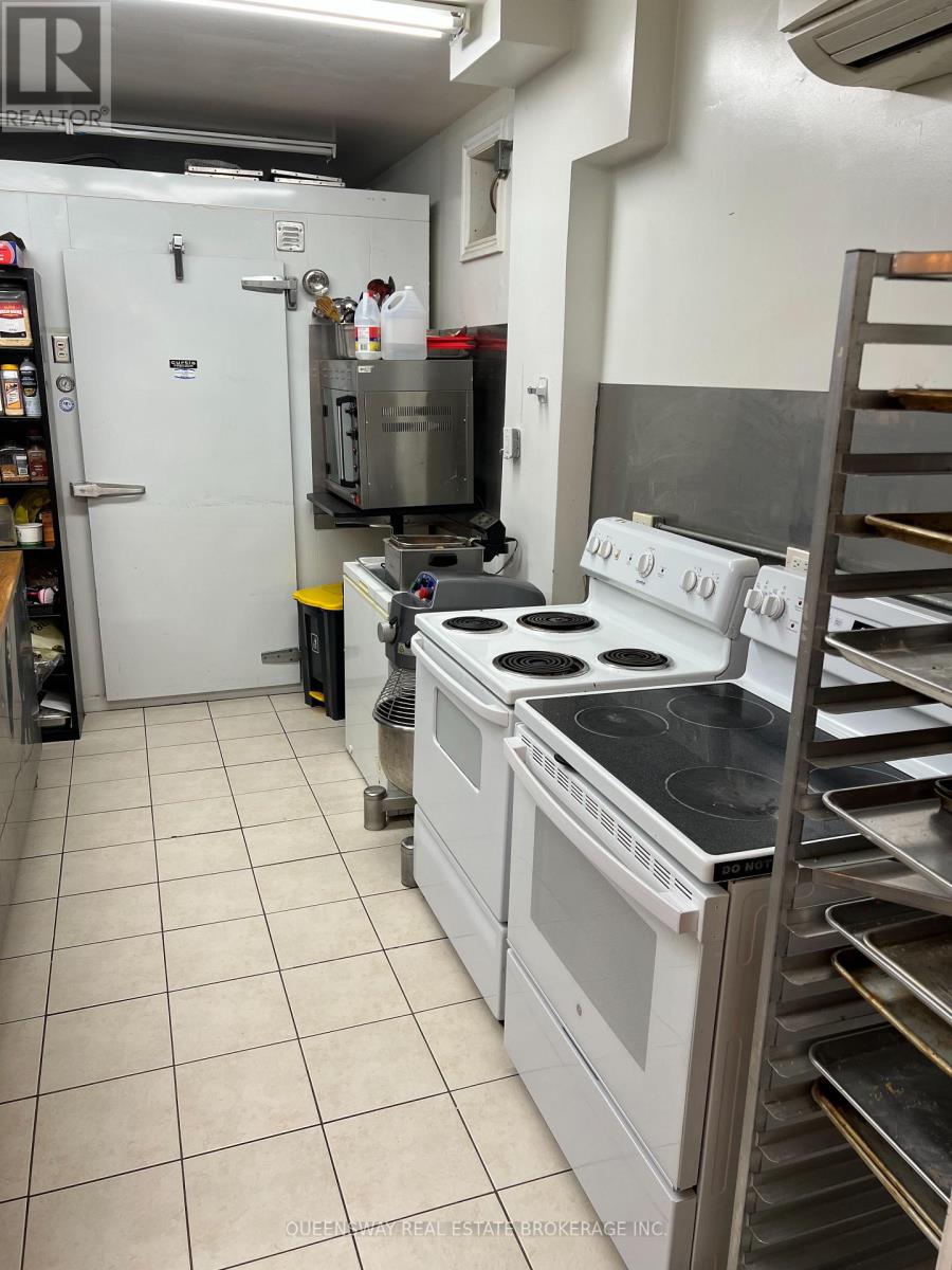 1097 Lakeshore Road E, Mississauga, Ontario  L5E 1E8 - Photo 6 - W12912692