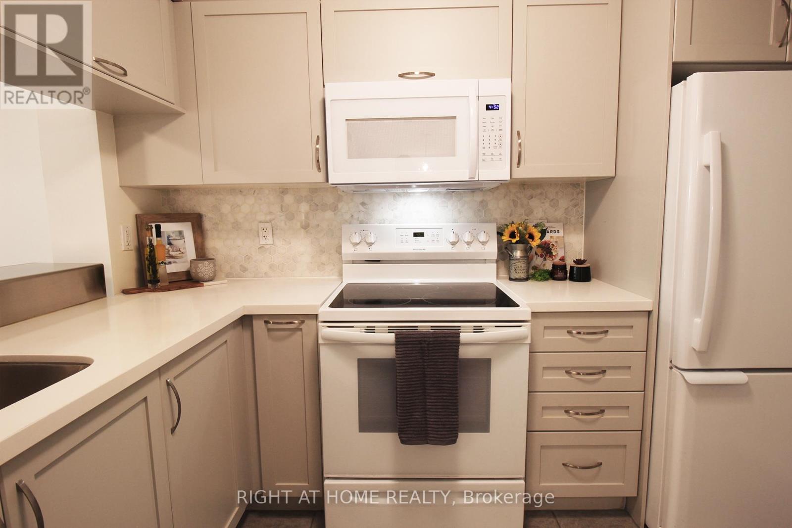 703 - 185 Legion Road N, Toronto, Ontario  M8Y 0A1 - Photo 15 - W12912728