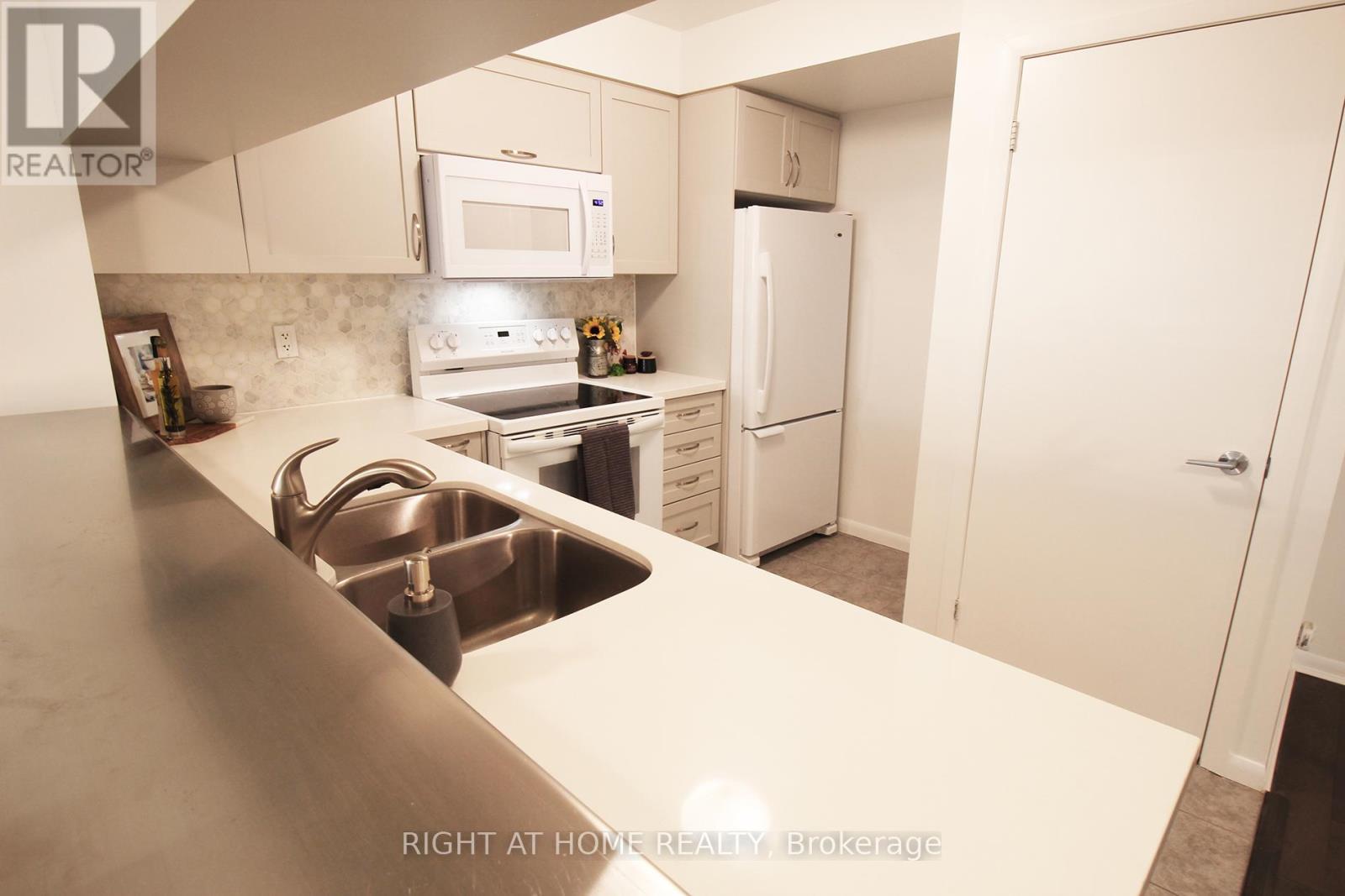 703 - 185 Legion Road N, Toronto, Ontario  M8Y 0A1 - Photo 16 - W12912728