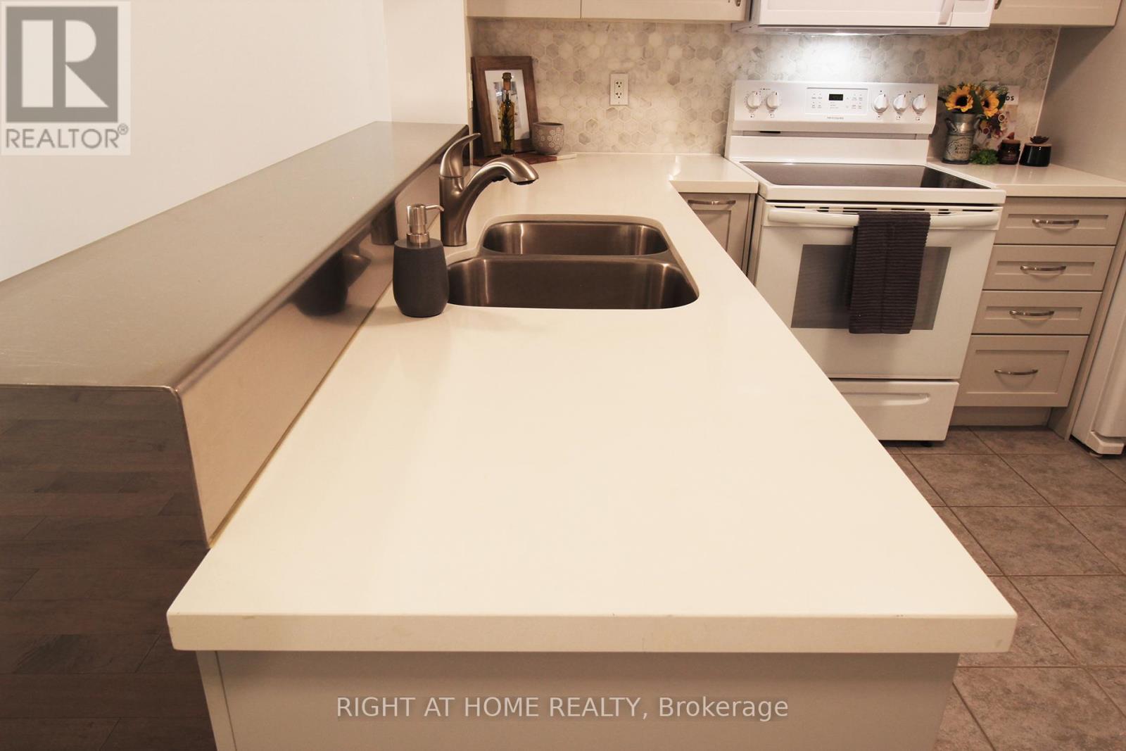 703 - 185 Legion Road N, Toronto, Ontario  M8Y 0A1 - Photo 17 - W12912728