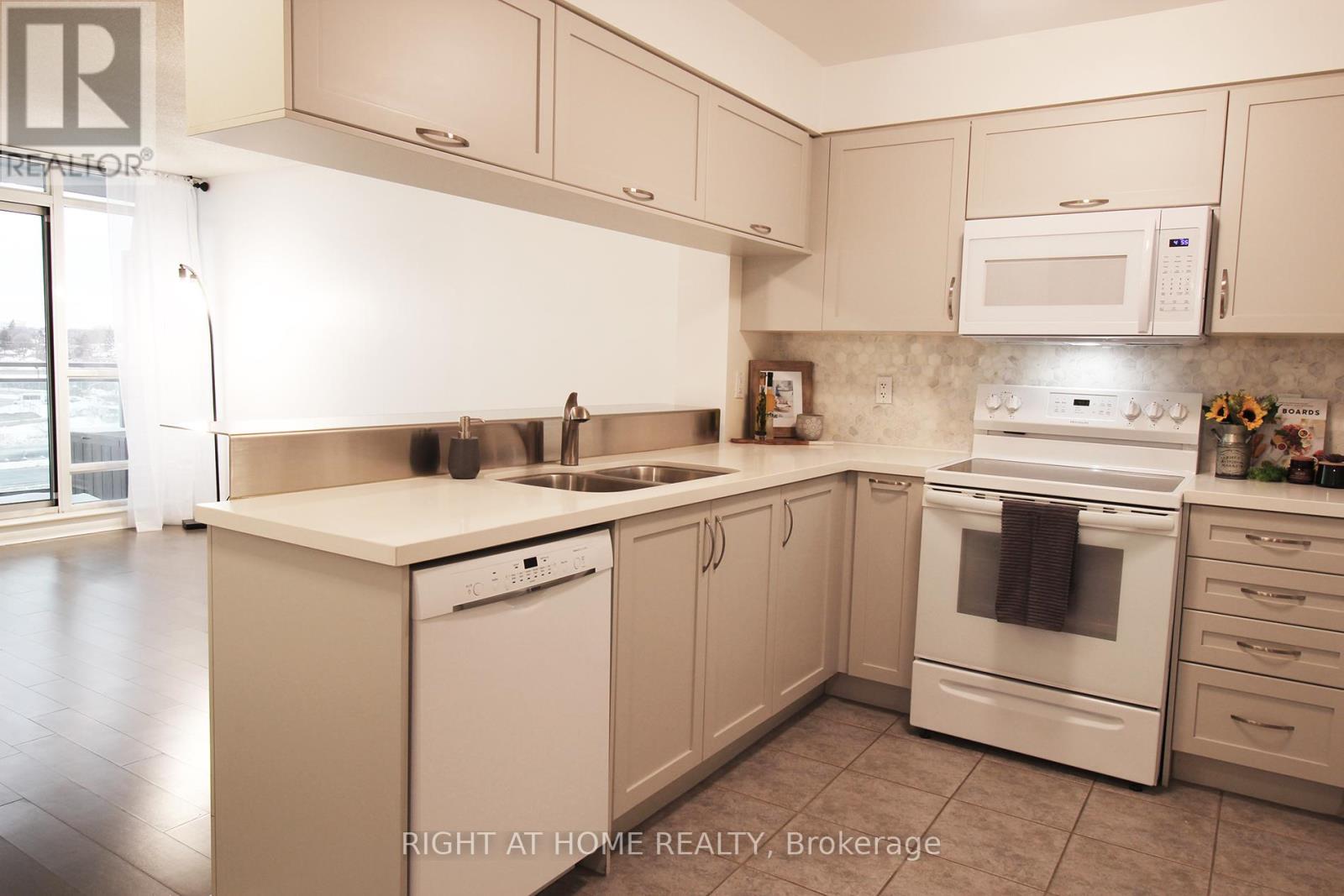 703 - 185 Legion Road N, Toronto, Ontario  M8Y 0A1 - Photo 18 - W12912728