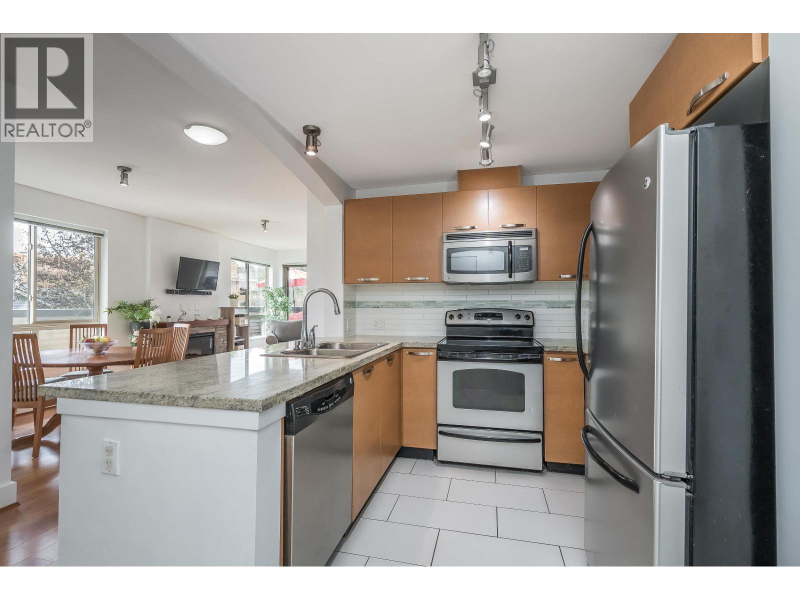 302 7428 Byrnepark Walk, Burnaby, British Columbia  V3N 0B4 - Photo 4 - R3101700