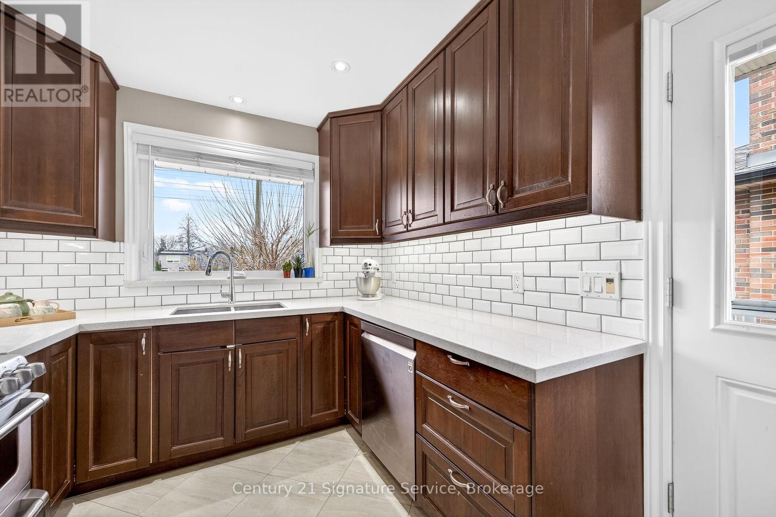 83 Coney Road, Toronto, Ontario  M8Z 2K7 - Photo 15 - W12912780