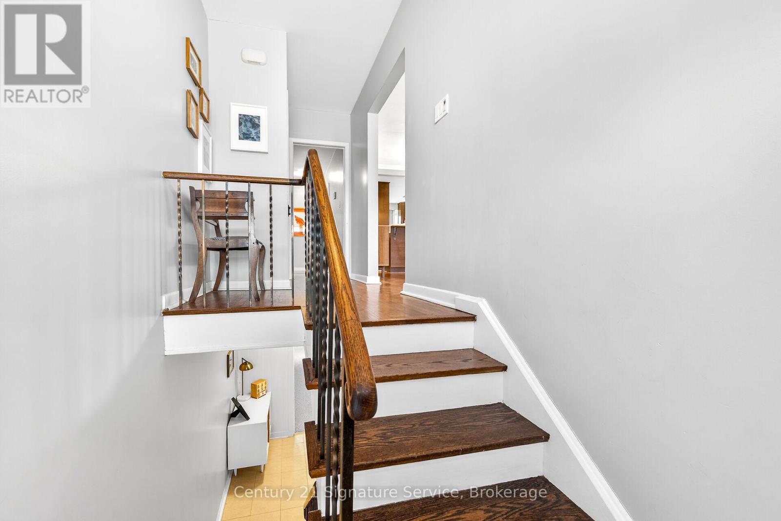 83 Coney Road, Toronto, Ontario  M8Z 2K7 - Photo 4 - W12912780