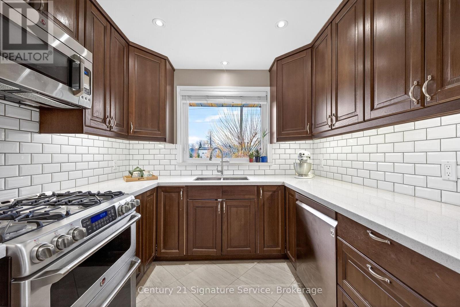 83 Coney Road, Toronto, Ontario  M8Z 2K7 - Photo 5 - W12912780