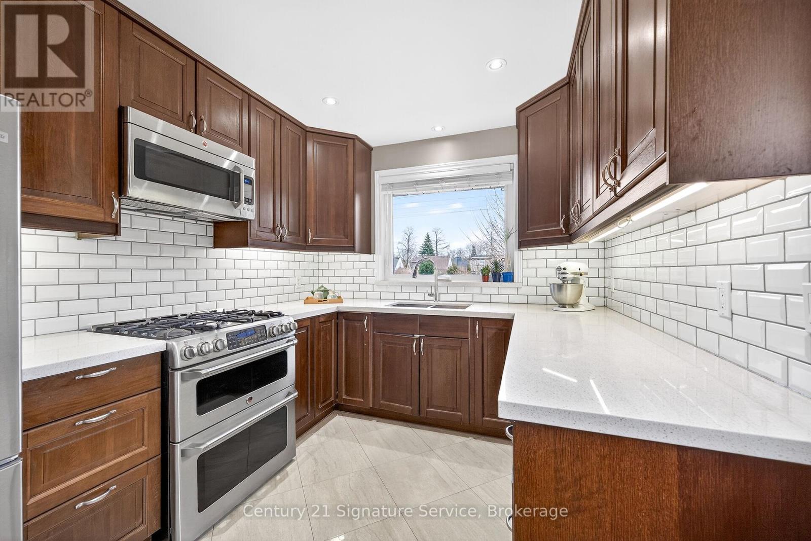 83 Coney Road, Toronto, Ontario  M8Z 2K7 - Photo 6 - W12912780