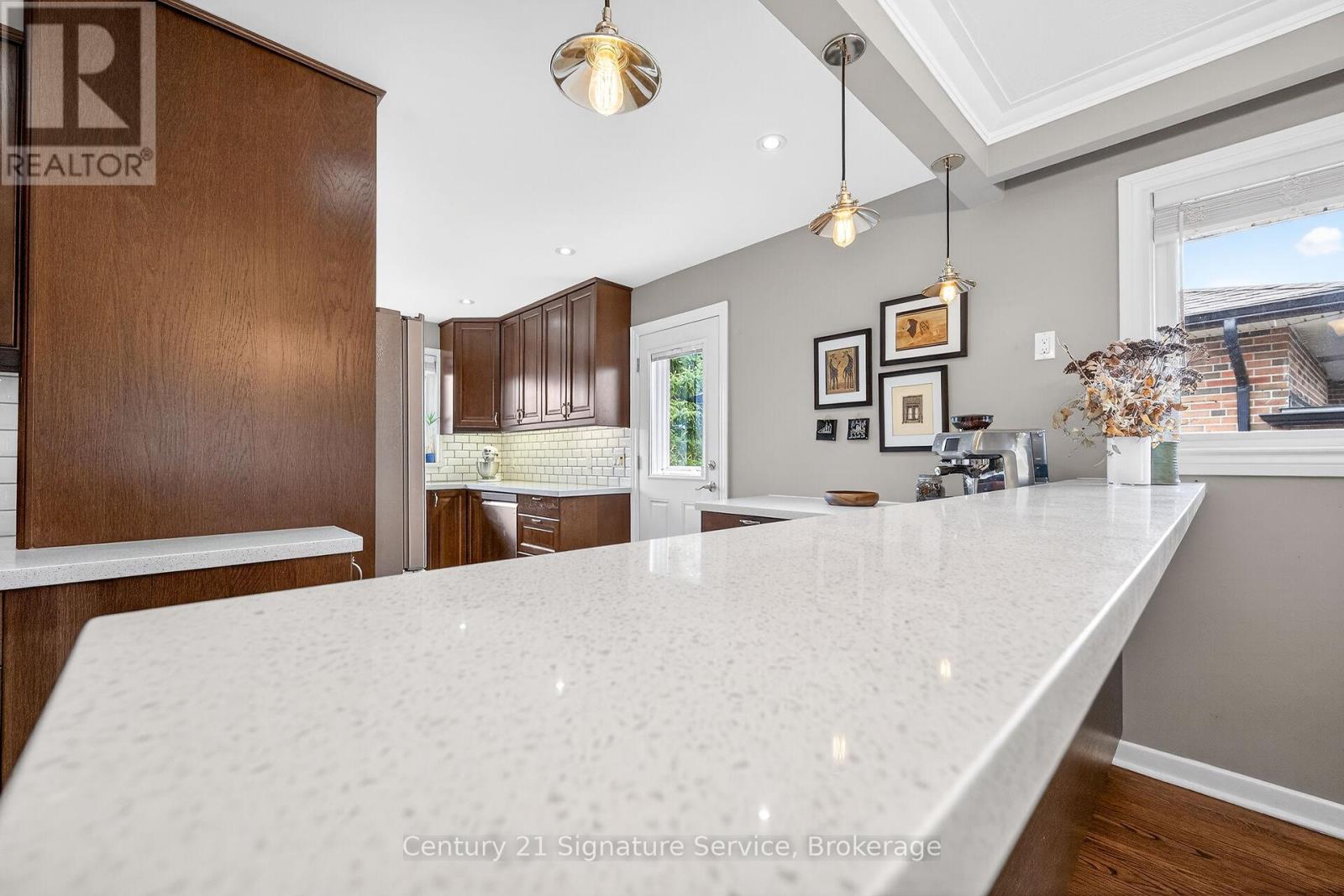 83 Coney Road, Toronto, Ontario  M8Z 2K7 - Photo 8 - W12912780