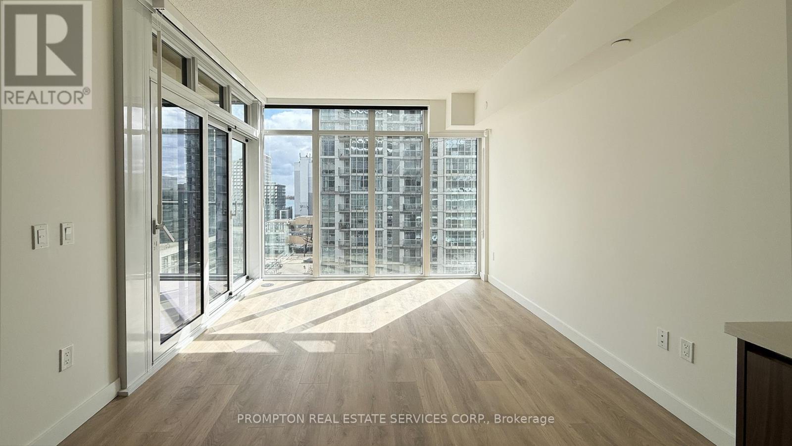 812 - 1 Concord Cityplace Way, Toronto, Ontario  M5V 0X3 - Photo 3 - C12912818