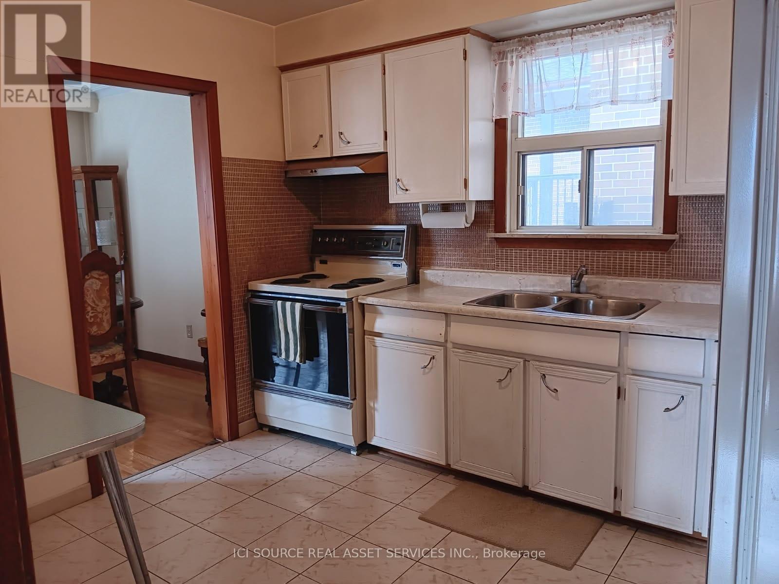 73 Burr Avenue, Toronto, Ontario  M6L 1V3 - Photo 7 - W12908144