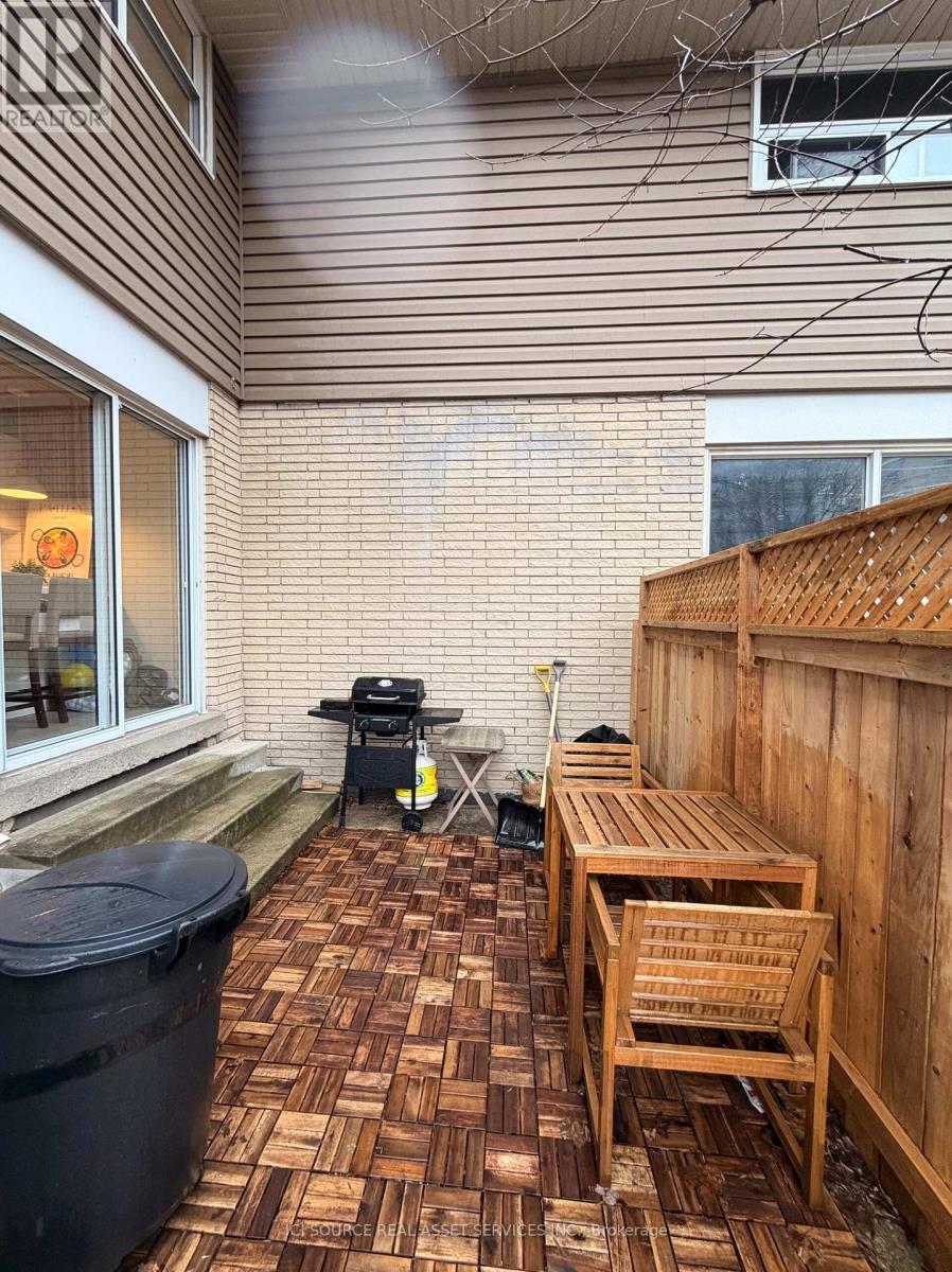 10 - 914 Mohawk Road E, Hamilton, Ontario  L8T 2R8 - Photo 22 - X12908052