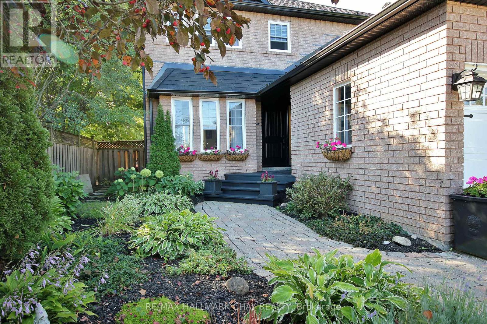 1084 Winnifred Court, Innisfil, Ontario  L9S 2B3 - Photo 3 - N12698484