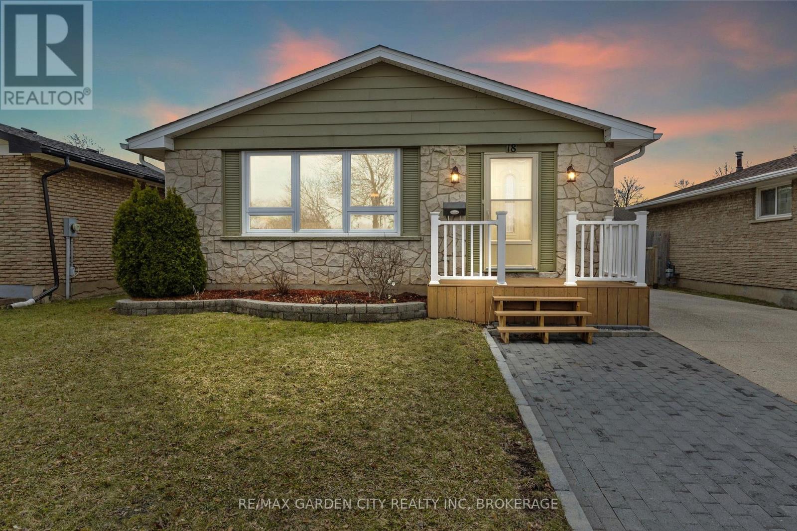 18 Thorncliff Drive, St. Catharines (Oakdale), Ontario  L2P 3N4 - Photo 1 - X12912932