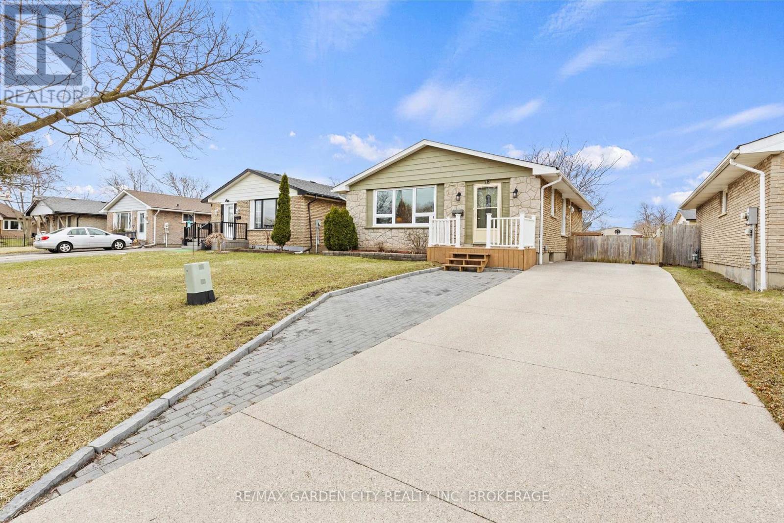 18 Thorncliff Drive, St. Catharines (Oakdale), Ontario  L2P 3N4 - Photo 4 - X12912932