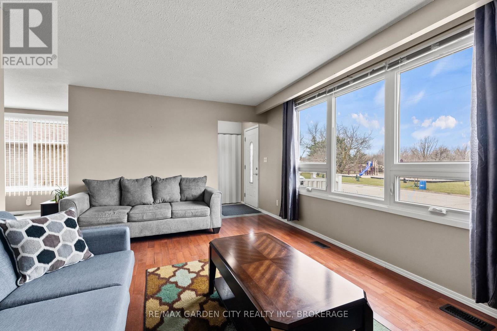 18 Thorncliff Drive, St. Catharines (Oakdale), Ontario  L2P 3N4 - Photo 5 - X12912932