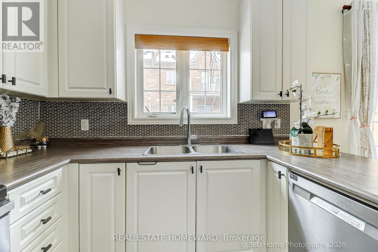 12 Carnahan Terrace, Toronto, Ontario  M4E 0B2 - Photo 4 - E12912878