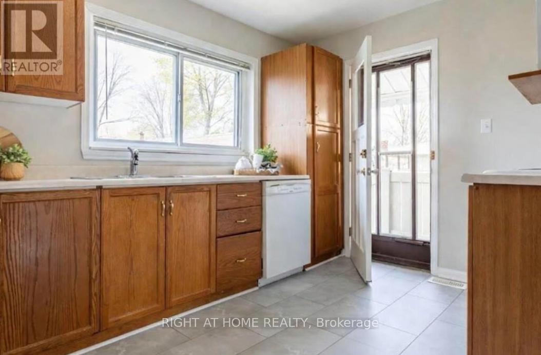 2309 Brookhurst Road, Mississauga, Ontario  L5J 1R1 - Photo 5 - W12912862