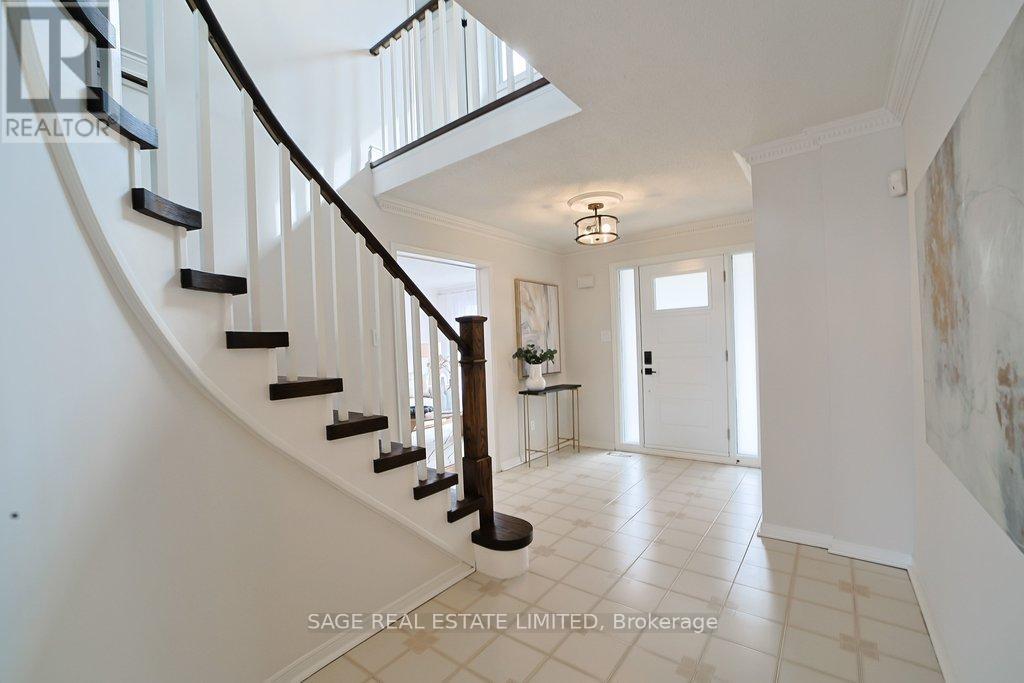 411 The Thicket, Mississauga, Ontario  L5G 4P6 - Photo 3 - W12912872