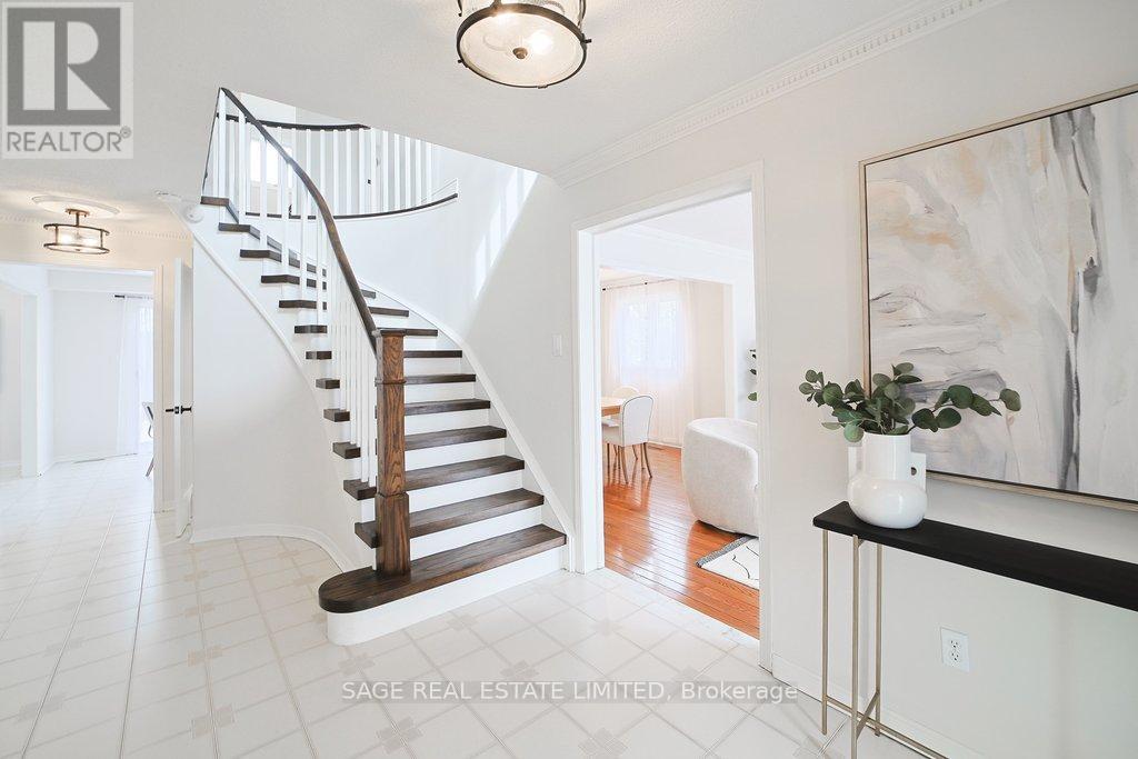 411 The Thicket, Mississauga, Ontario  L5G 4P6 - Photo 4 - W12912872