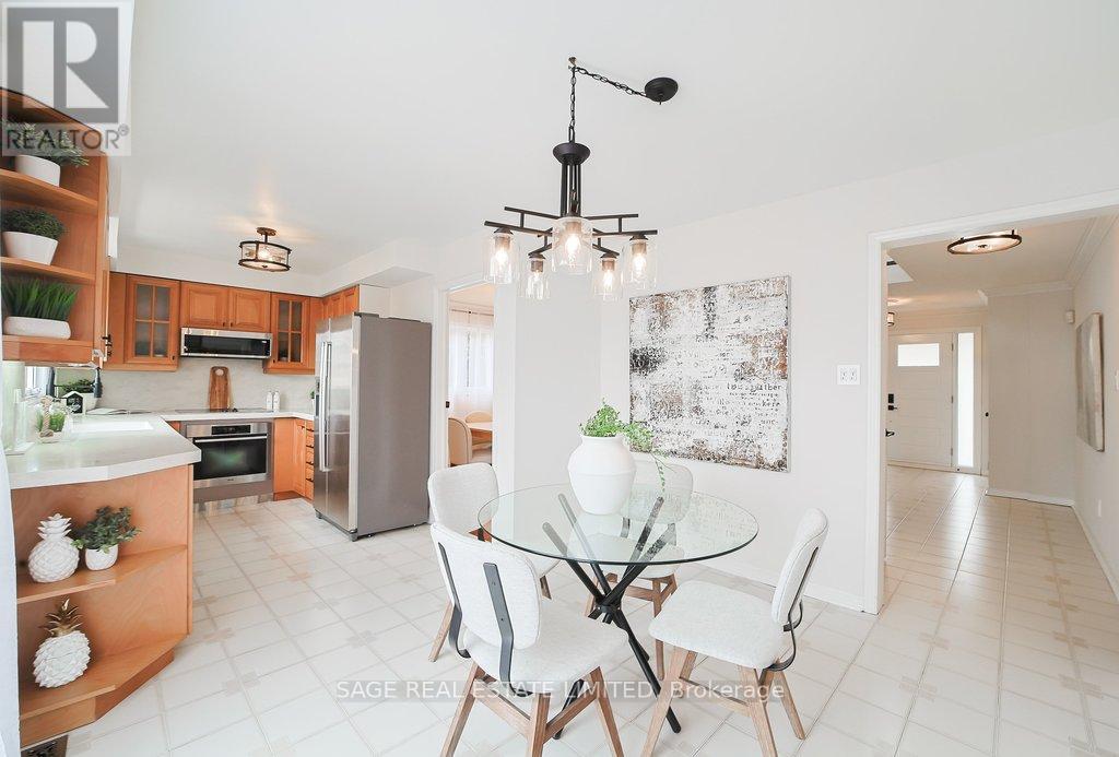 411 The Thicket, Mississauga, Ontario  L5G 4P6 - Photo 5 - W12912872