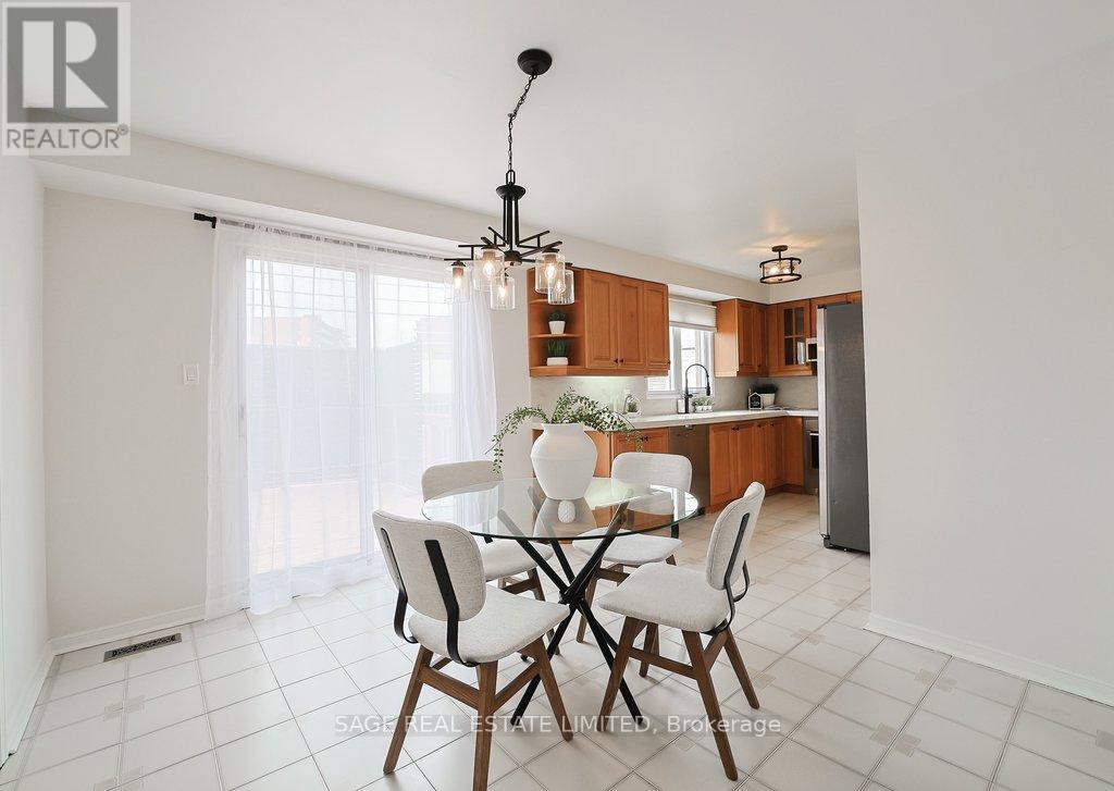 411 The Thicket, Mississauga, Ontario  L5G 4P6 - Photo 6 - W12912872