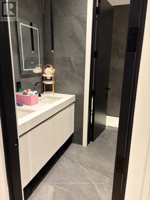 24b Broadview Avenue, Mississauga, Ontario  L5H 2S9 - Photo 12 - W12912900