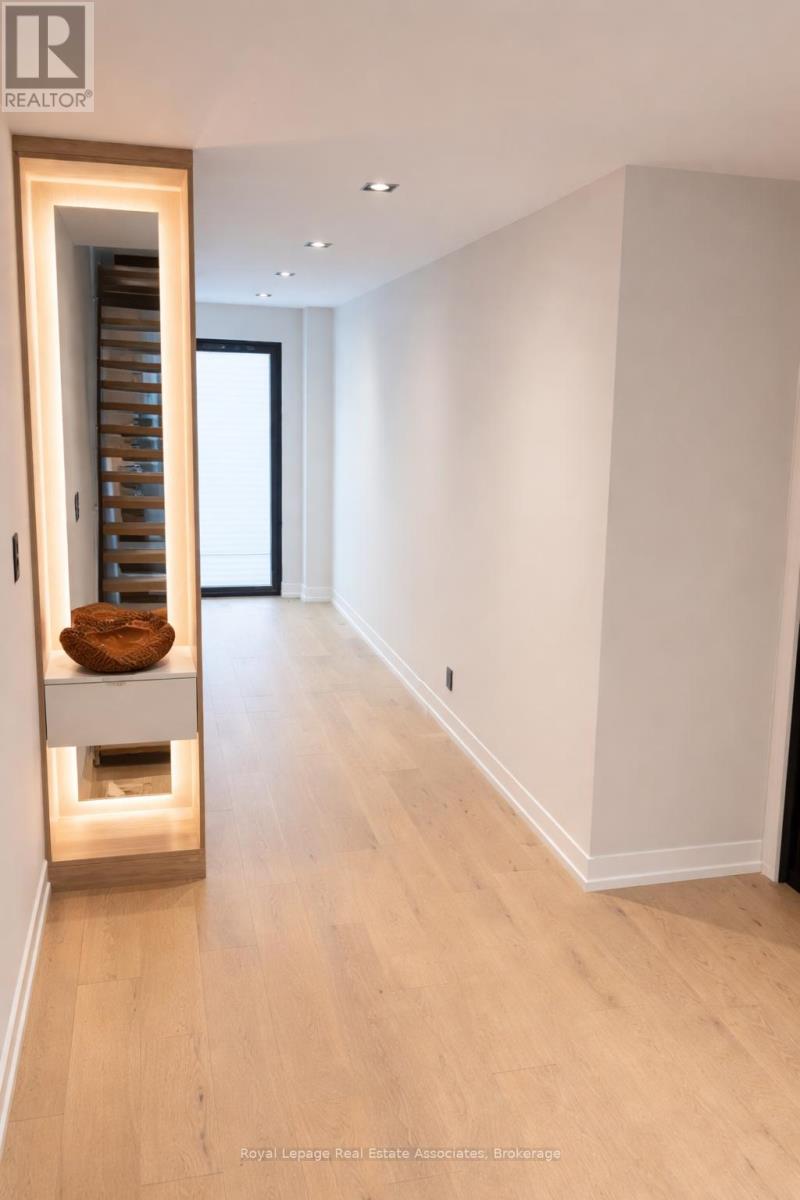 24b Broadview Avenue, Mississauga, Ontario  L5H 2S9 - Photo 2 - W12912900