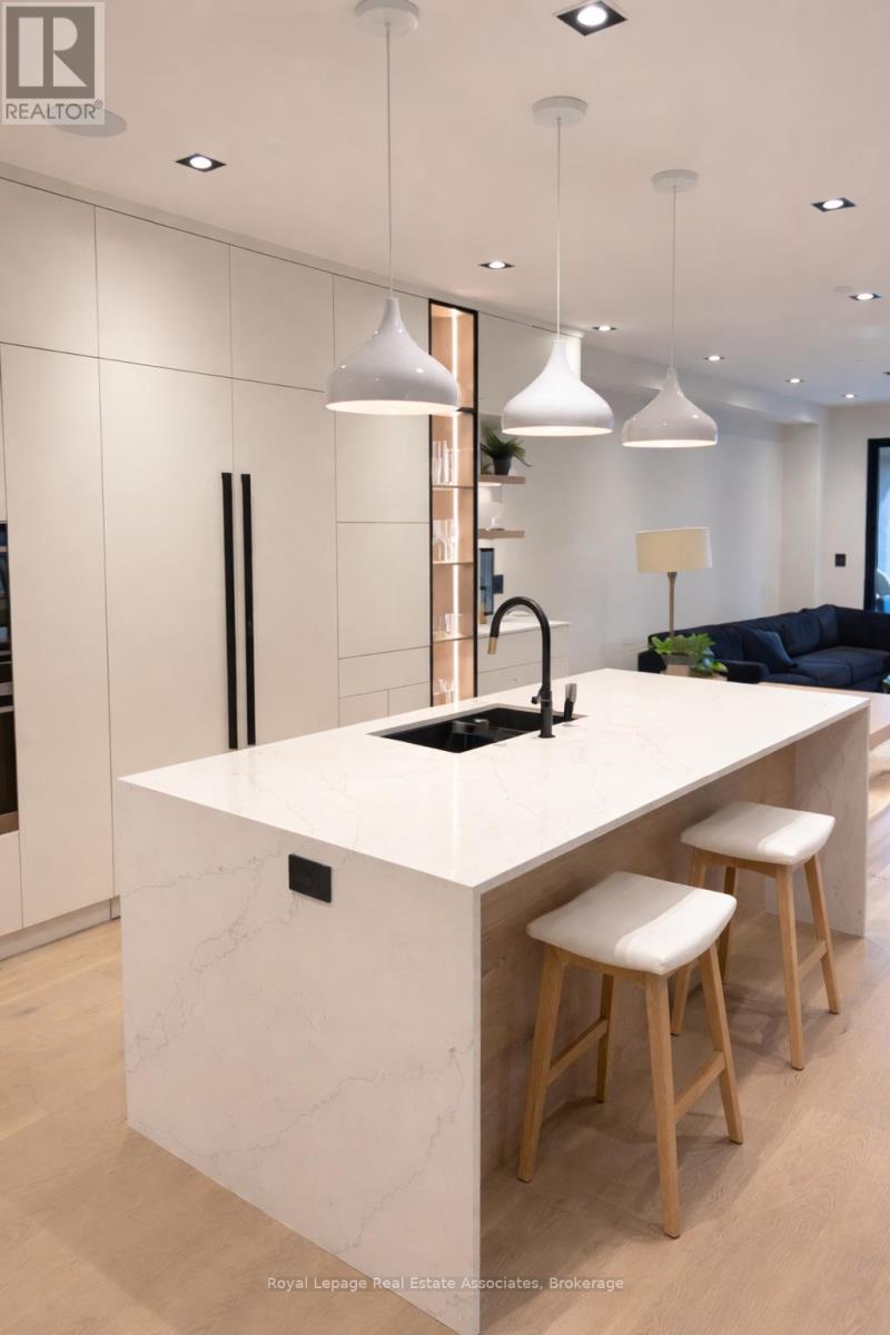 24b Broadview Avenue, Mississauga, Ontario  L5H 2S9 - Photo 3 - W12912900