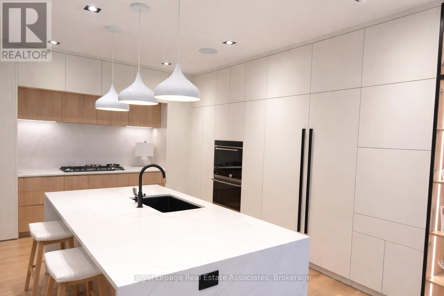 24b Broadview Avenue, Mississauga, Ontario  L5H 2S9 - Photo 4 - W12912900