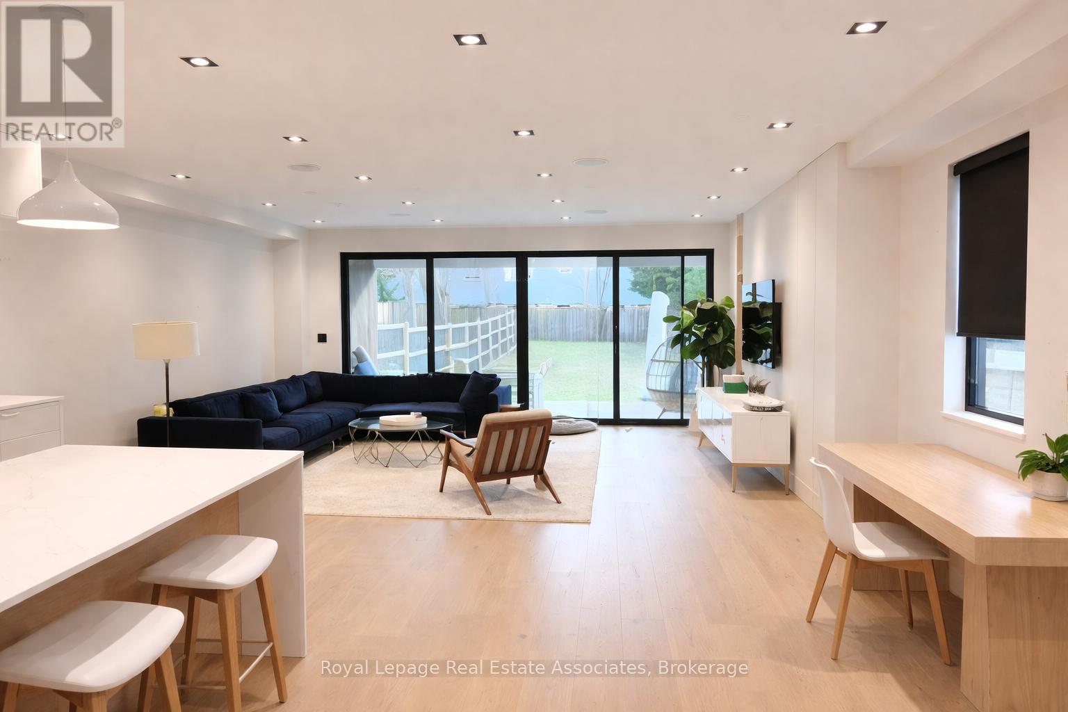 24b Broadview Avenue, Mississauga, Ontario  L5H 2S9 - Photo 5 - W12912900