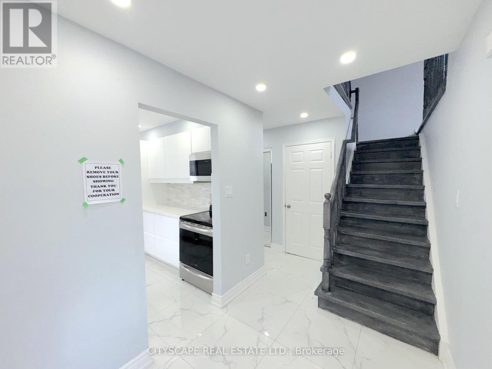 5014 Rundle Court, Mississauga, Ontario  L5M 4A3 - Photo 7 - W12912936