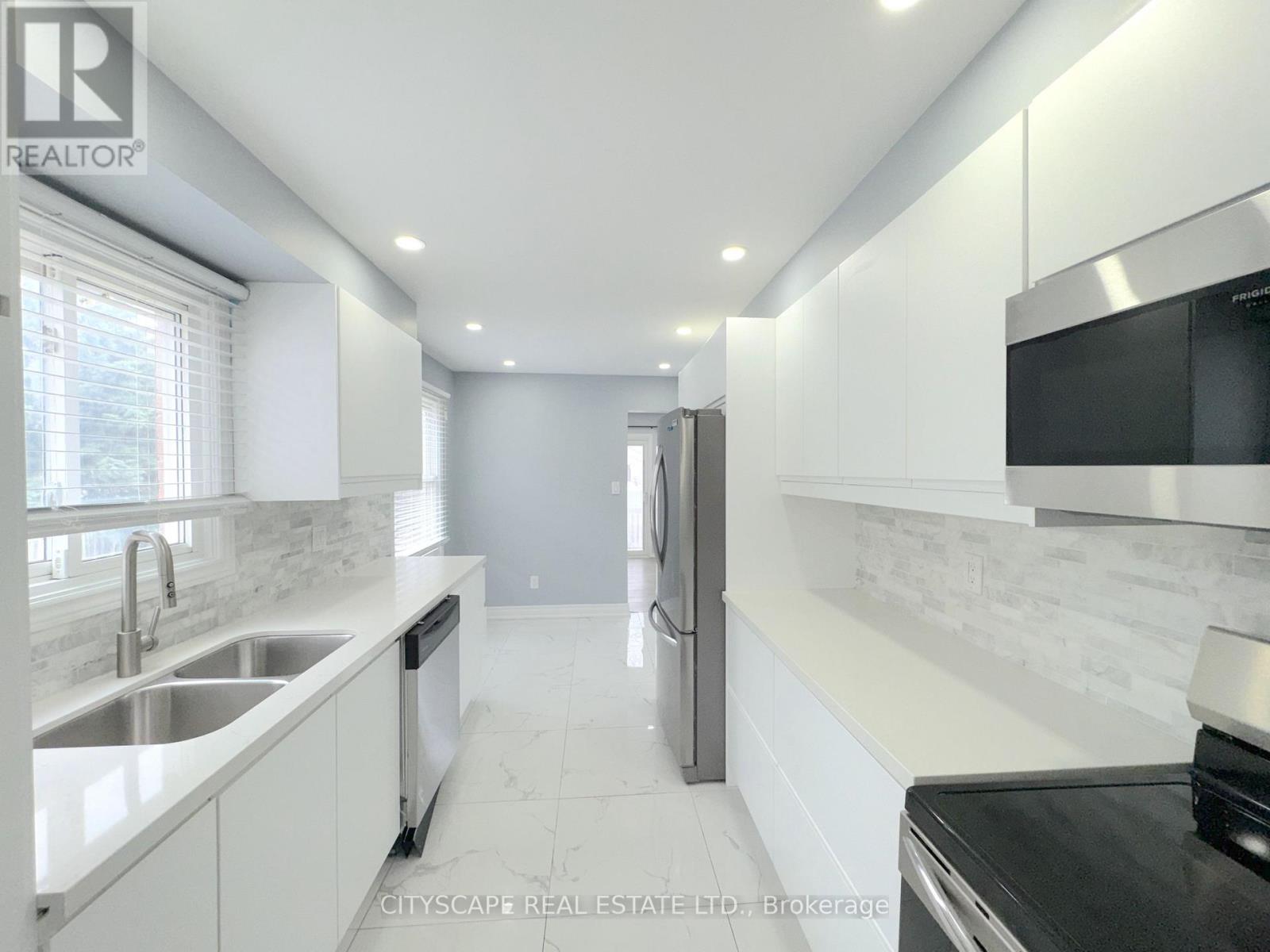 5014 Rundle Court, Mississauga, Ontario  L5M 4A3 - Photo 9 - W12912936