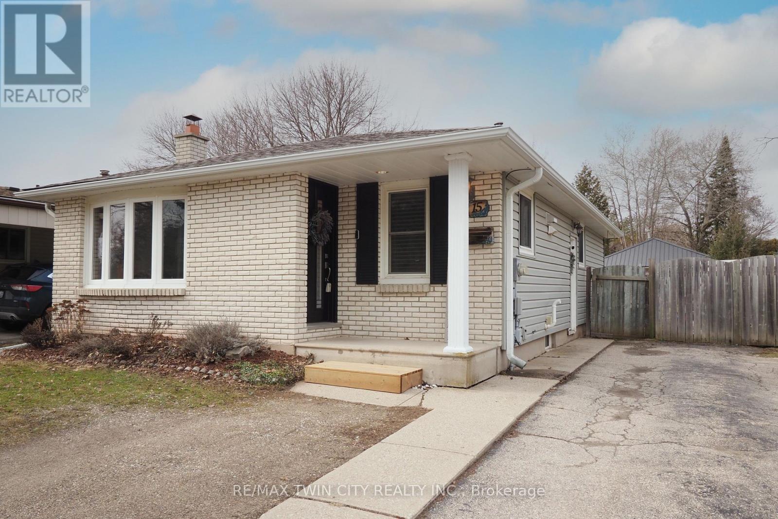 15 Milton Avenue W, Cambridge, Ontario  N3C 2Y3 - Photo 2 - X12912944