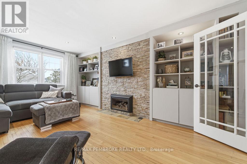 216 Metcalfe Street, Pembroke, Ontario  K8A 2V7 - Photo 11 - X12913018