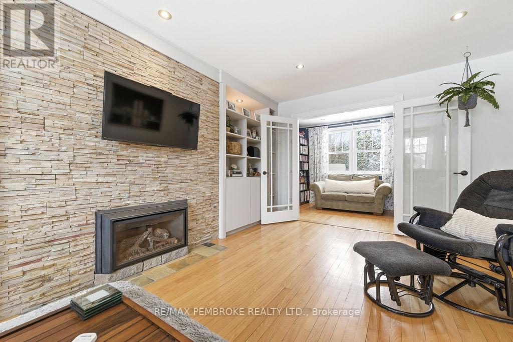 216 Metcalfe Street, Pembroke, Ontario  K8A 2V7 - Photo 13 - X12913018