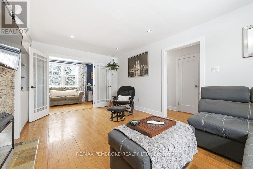 216 Metcalfe Street, Pembroke, Ontario  K8A 2V7 - Photo 14 - X12913018