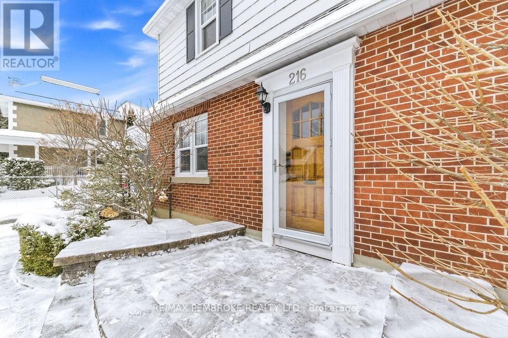 216 Metcalfe Street, Pembroke, Ontario  K8A 2V7 - Photo 2 - X12913018