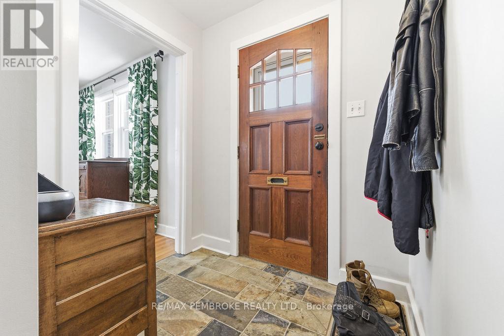 216 Metcalfe Street, Pembroke, Ontario  K8A 2V7 - Photo 3 - X12913018