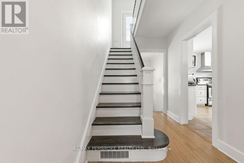 216 Metcalfe Street, Pembroke, Ontario  K8A 2V7 - Photo 4 - X12913018